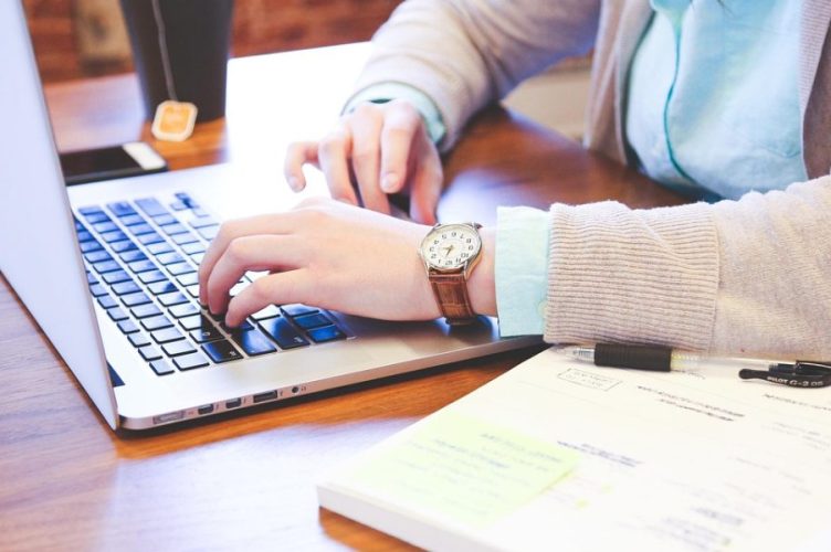 This article explains how to evaluate data analytics courses so you — as a learner, founder, hiring manager, or investor — can pick programs that lead to real j...