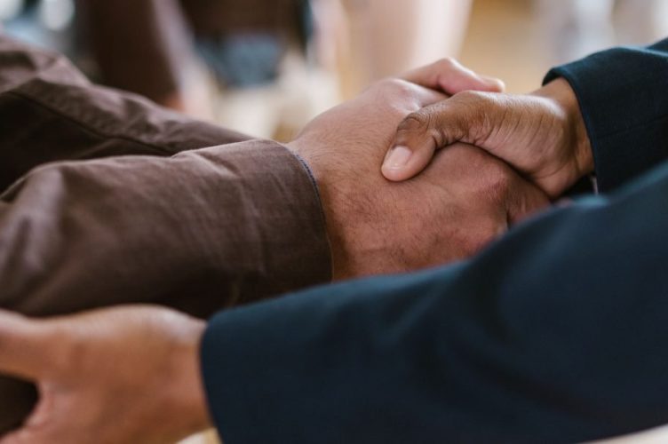 This article explains the practical differences between angel investors and venture capitalists so founders can pick the right funding path. It covers who angel...