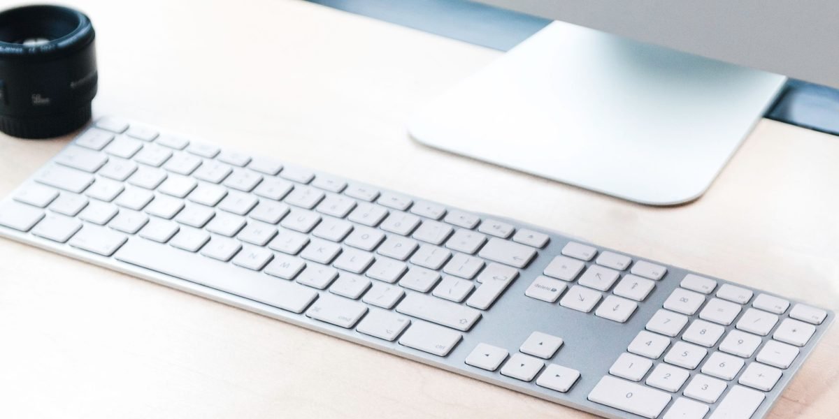 This article explains why curated tech newsletters remain essential for busy founders, VCs, and corporate strategists who face information overload. It shows ho...