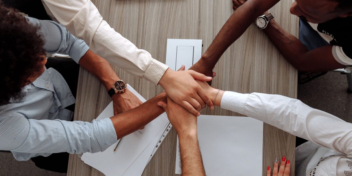 A mentor guiding a startup team, representing post-investment support and collaboration for growth.