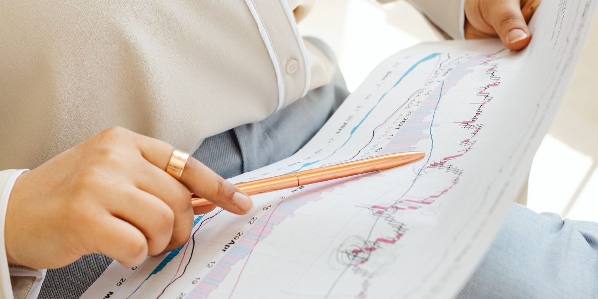 Professionals analyze financial charts, reflecting investor caution and focus on high-conviction bets in US tech.